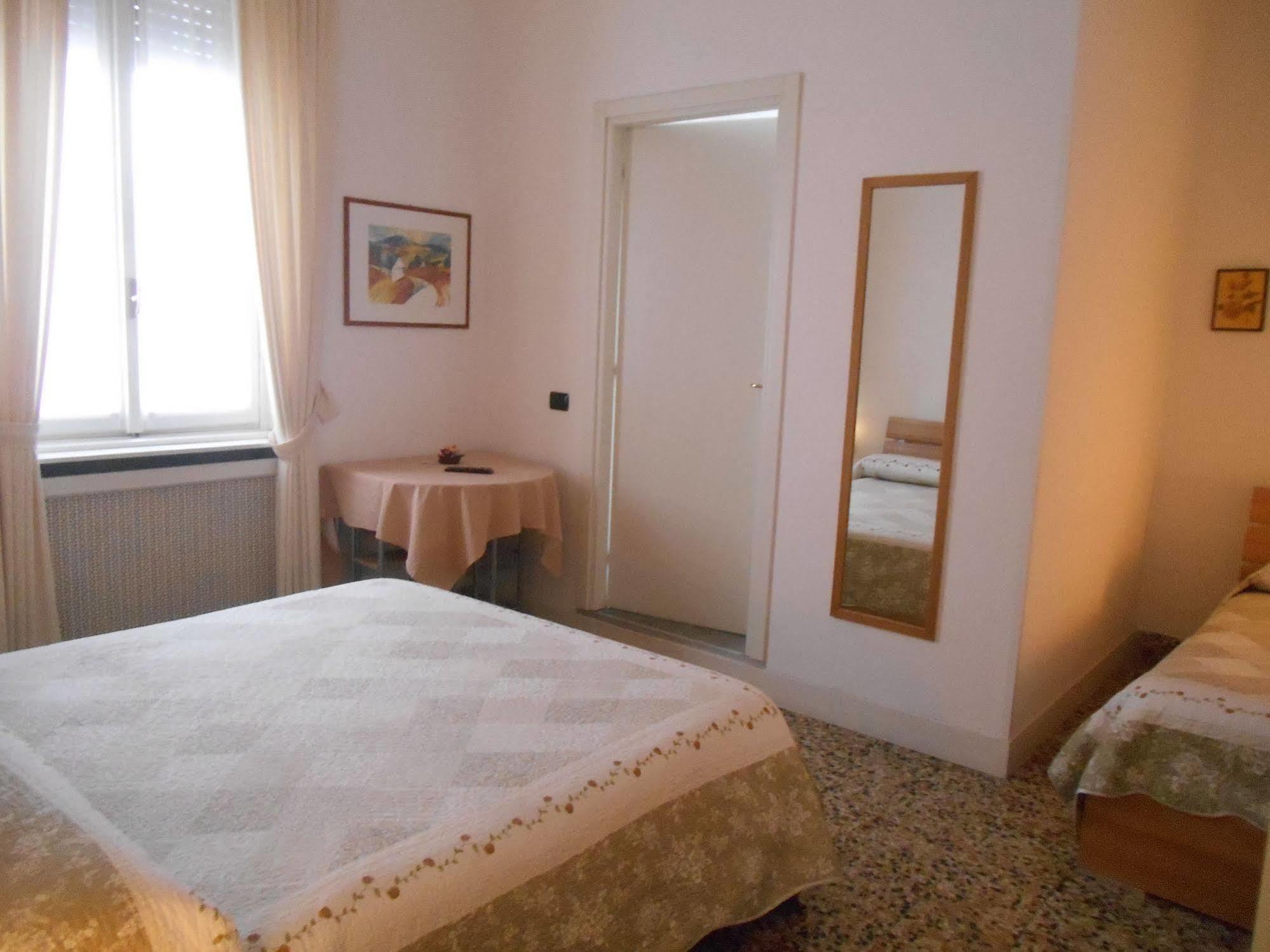 Le Rose Malpensa Bed & Breakfast Busto Arsizio Exterior photo