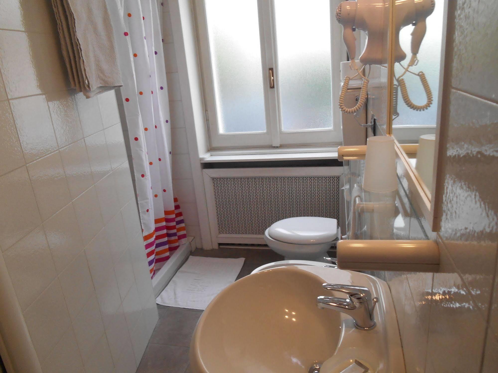 Le Rose Malpensa Bed & Breakfast Busto Arsizio Exterior photo